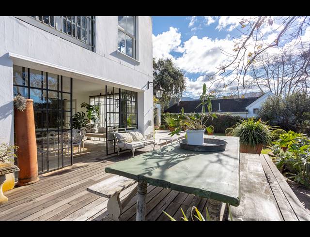 4 BEDROOM FREEHOLD TO LET IN CONSTANTIA